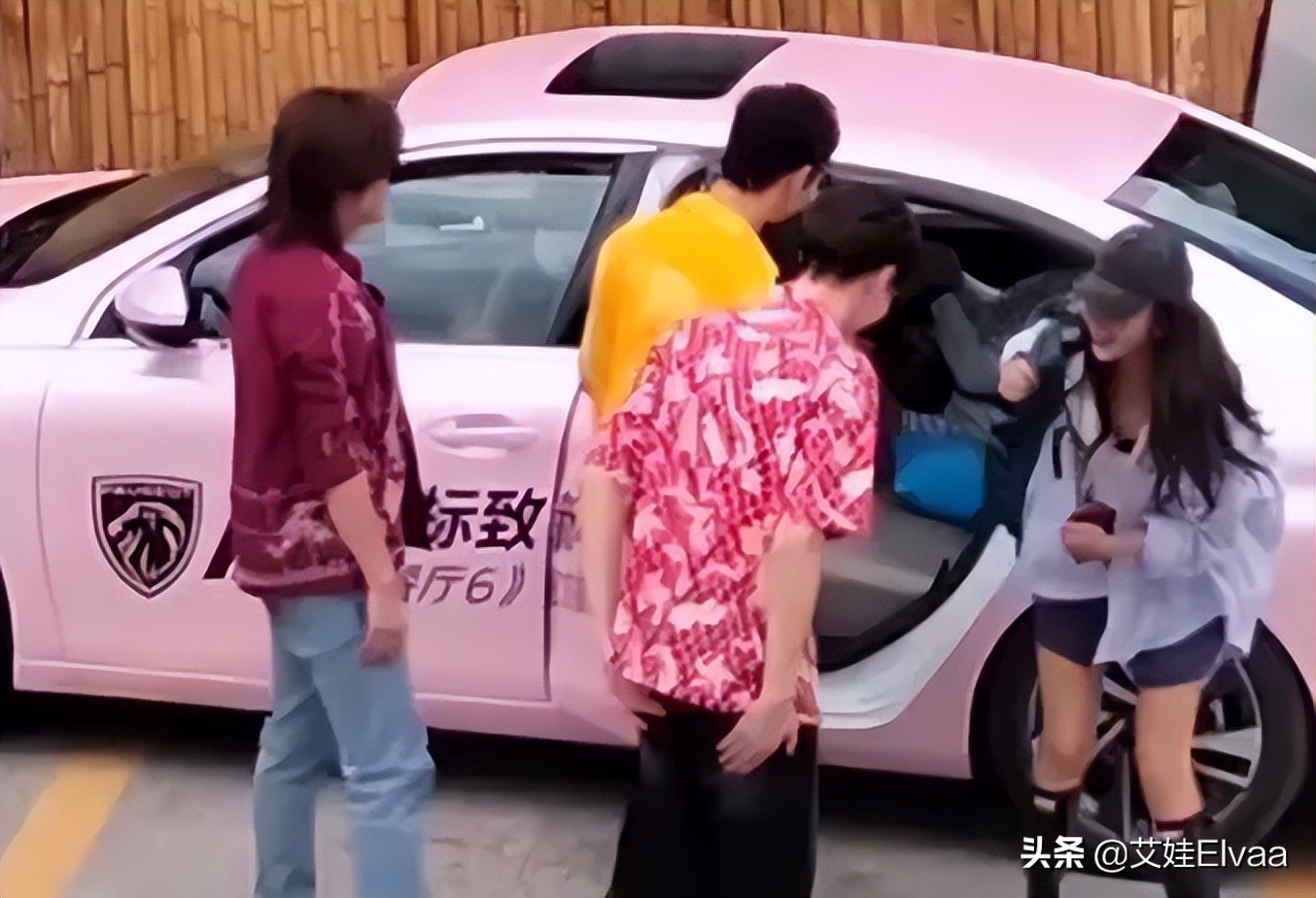 殷桃的穿搭,殷桃穿低领上衣亮相气质