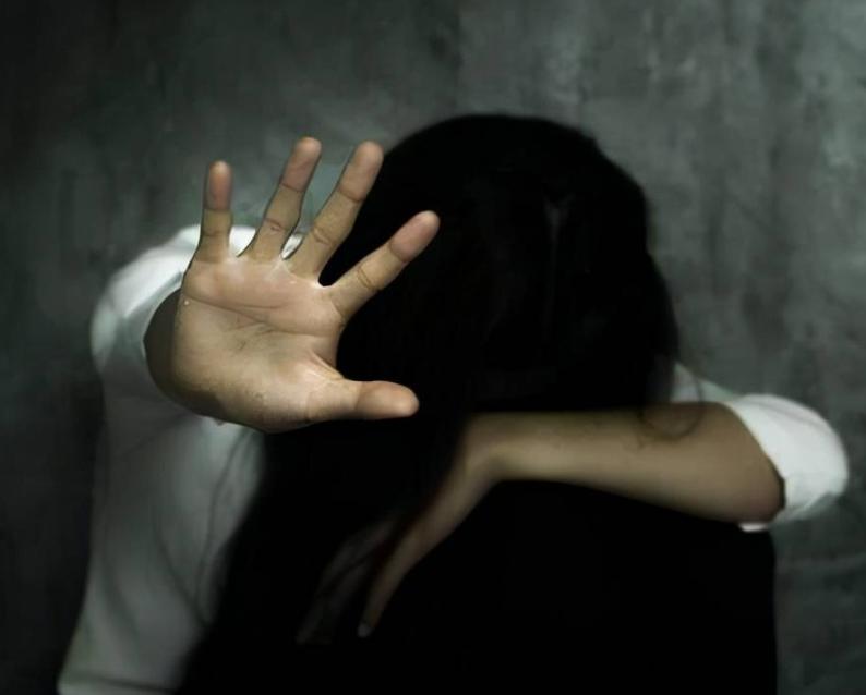 不还钱就再弄一次！女子欠房租被房东儿子*暴强**，拍下裸照逼还债