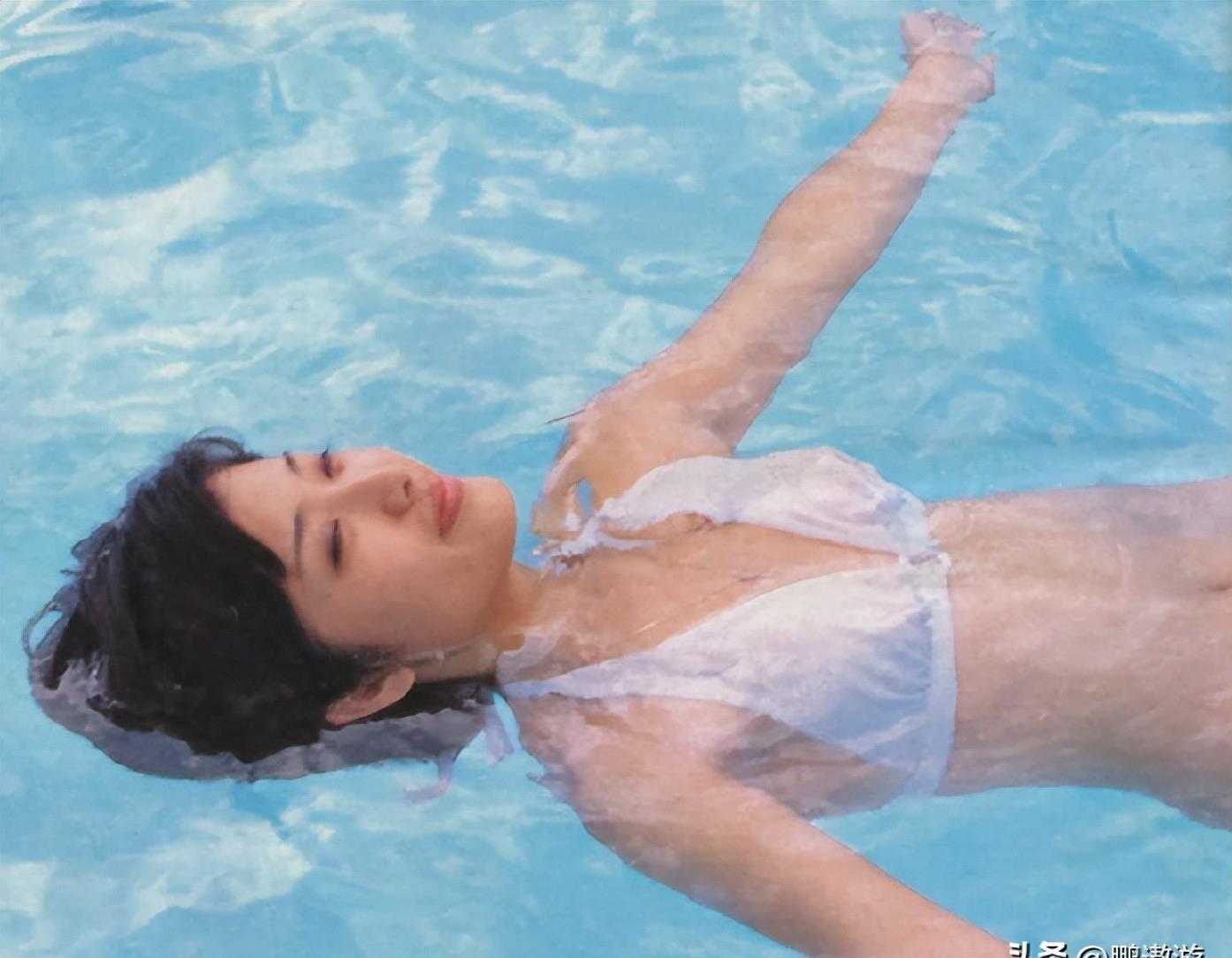 被山口百惠的老年状态惊艳到：64岁发腮发福，穿衣极简却气质高级