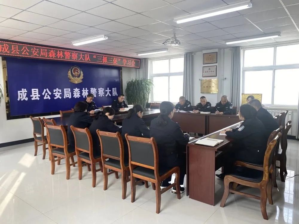 户政窗口周末开辟“学生*证办**”专场【三分钟速览成县公安动态】