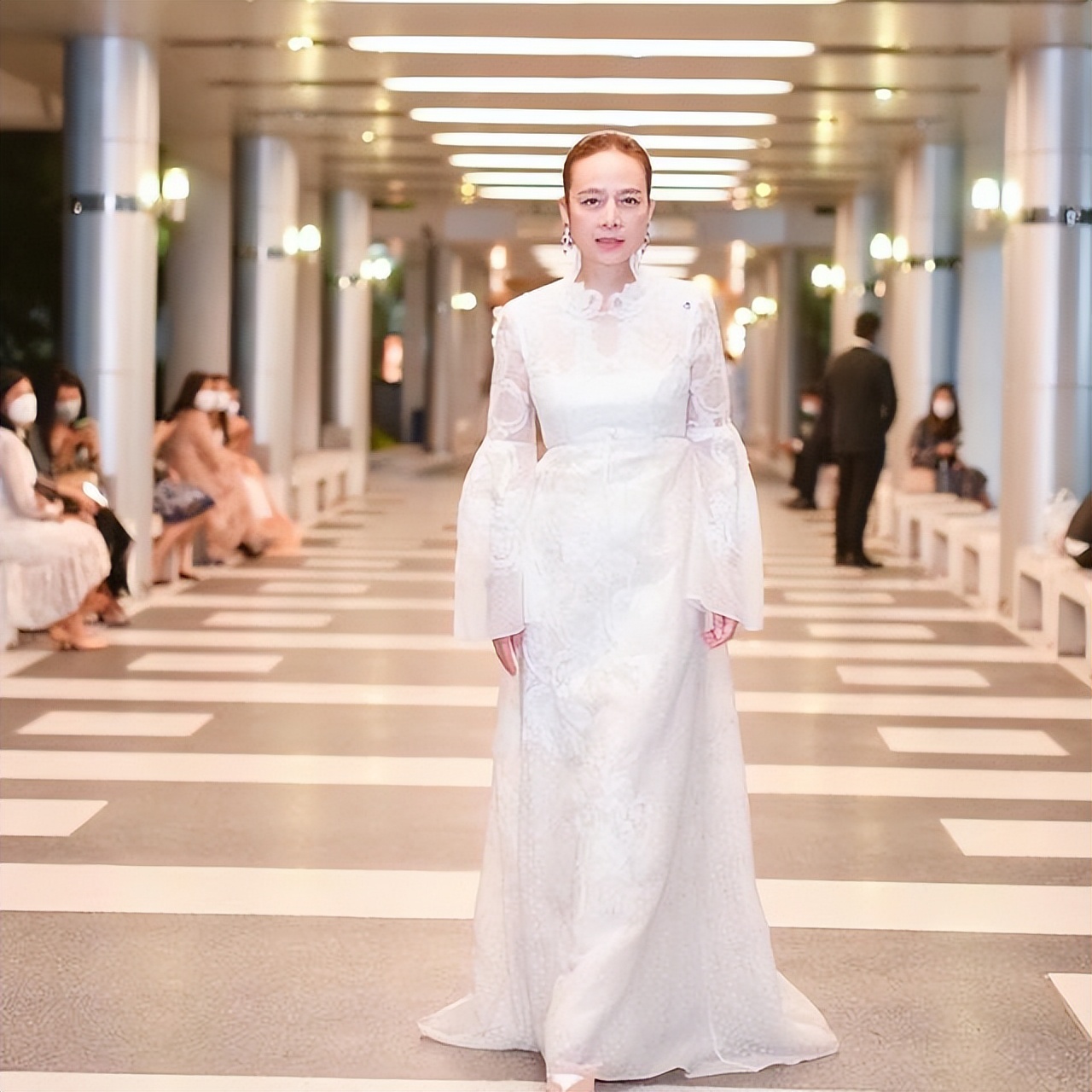 泰王屈膝礼,苏提达生日庆典