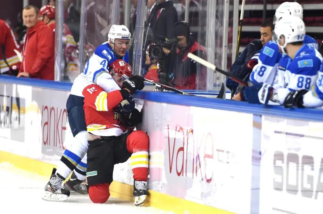 冰球运动哪一个部位是犯规的,冰球中的恶意犯规底线