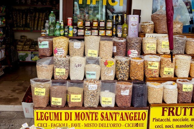 导游最多赚多少钱,一顿饭700多服务费咋来的