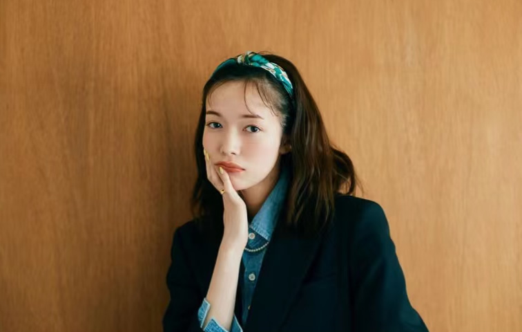 春天系“丝巾”，凭什么好看？这2个精髓，优雅女人如获至宝