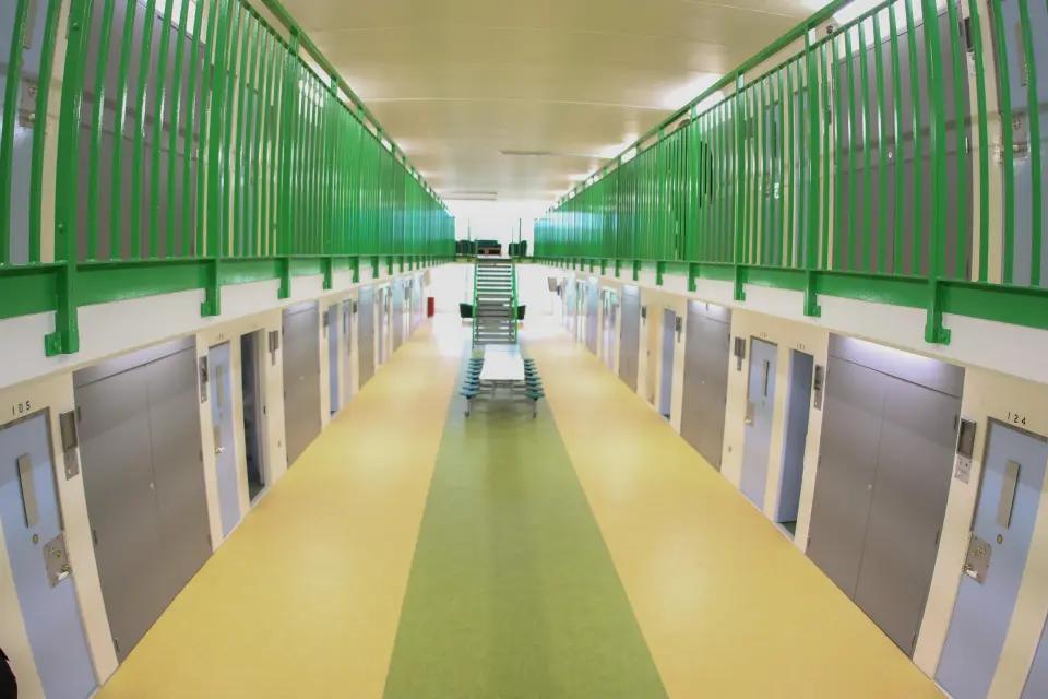 英国狱囚与狱警接吻,英国一女狱警爱上囚犯