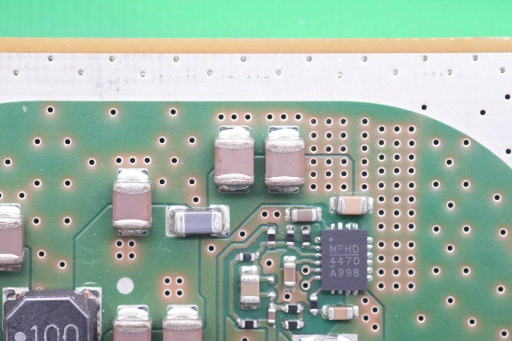 宝马5系无线充电拆解,宝马5系充电器怎么拆