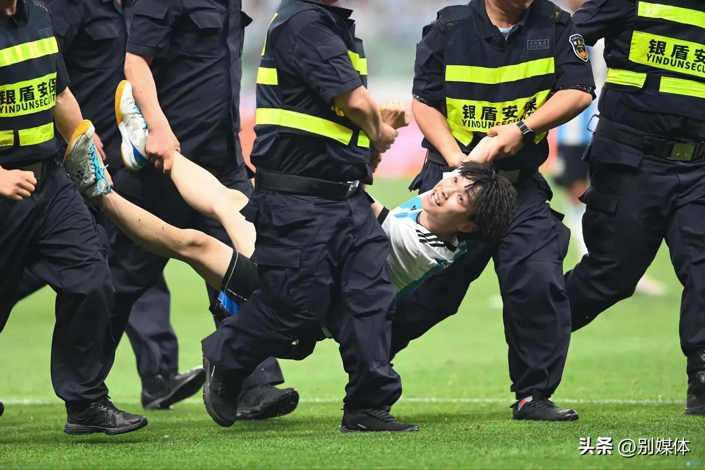 梅西球迷冲进球场这像极了爱情,梅西的球迷什么反应