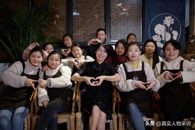 我,离异后摆地摊还债,意外被小15岁小伙追求,开启人生第二春