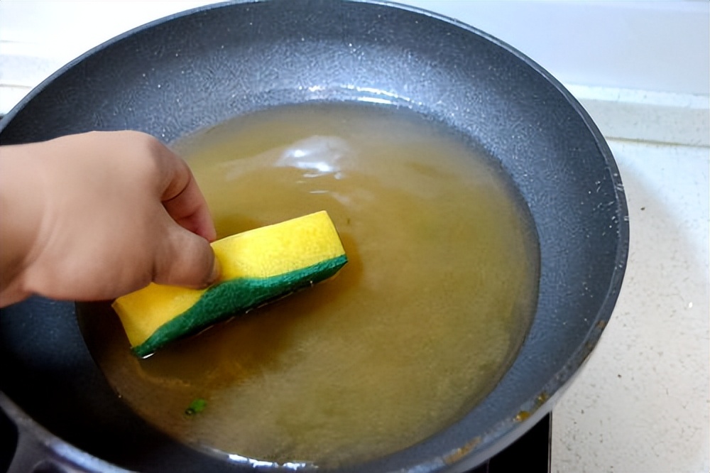 不粘锅涂层轻微刮出条印有毒吗,不粘锅涂层危害视频