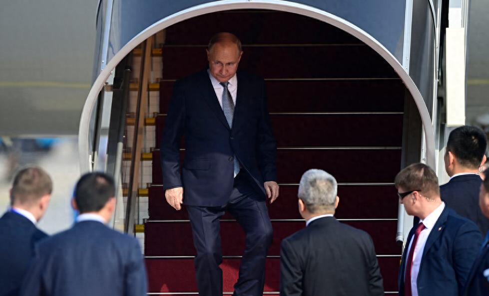 金色俄罗斯高级轿车,金色的俄罗斯轿车2021款