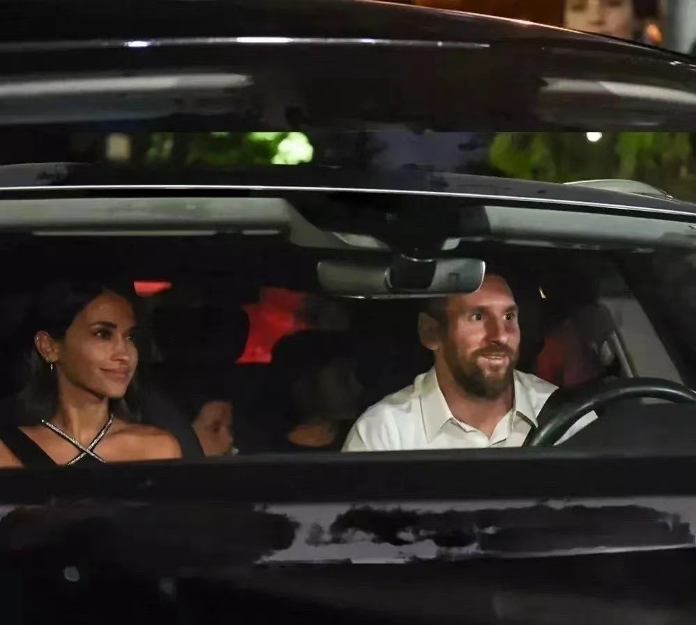 梅西归队全队夹道欢迎完整版,梅西回归大巴黎欢迎仪式