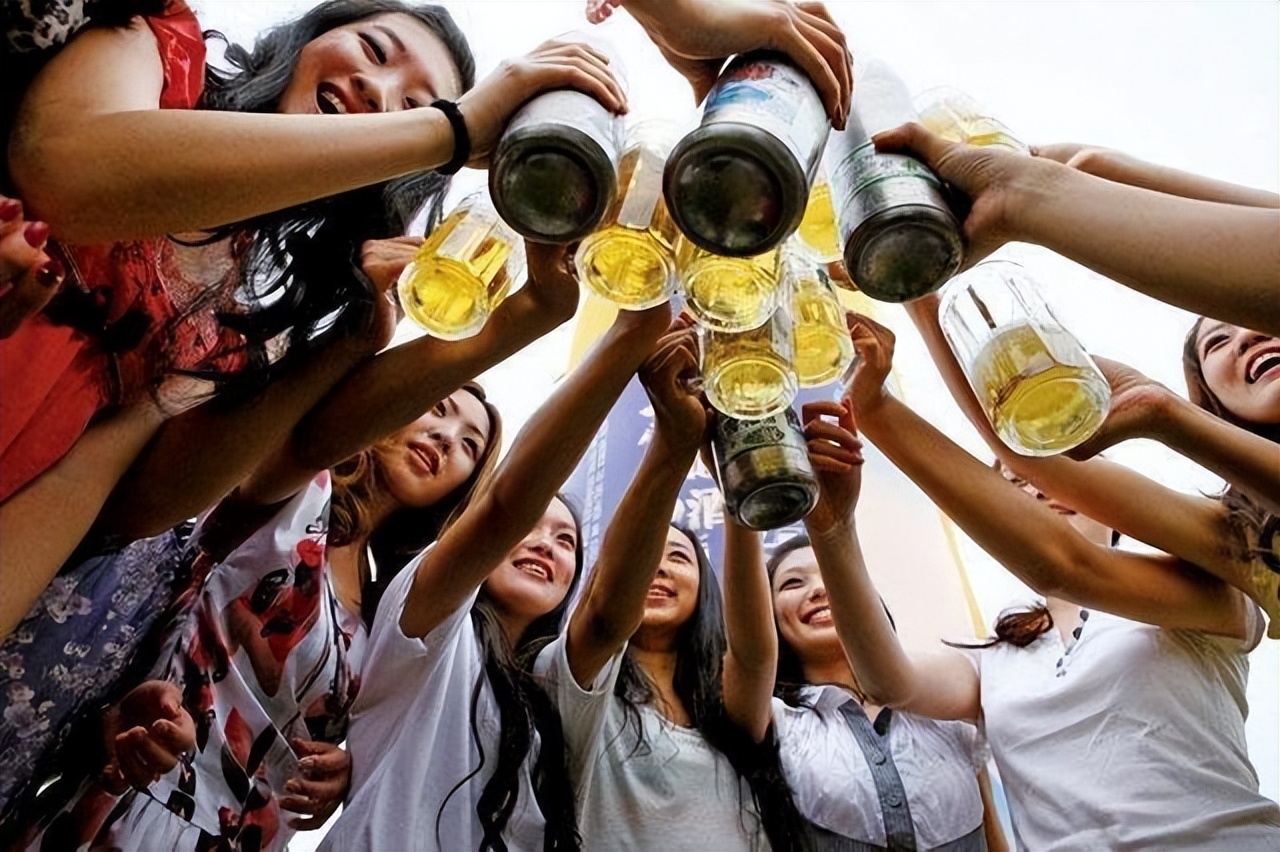 每天晚上喝一瓶啤酒睡觉会怎样,每晚喝一瓶百威啤酒身体好吗