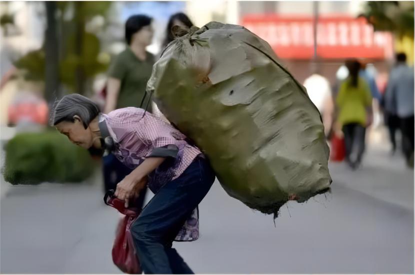 成都口袋婆婆：拾荒20年，养活两个病患，三代人，直言：死不成