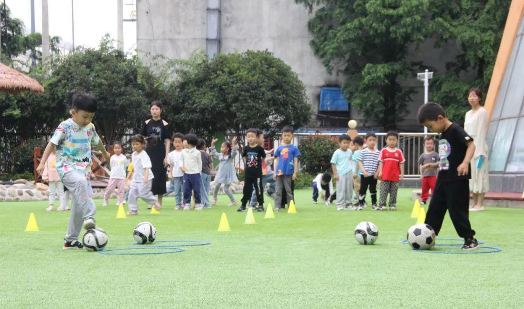 全国足球特色幼儿园游戏活动指南,足球趣味小游戏多人