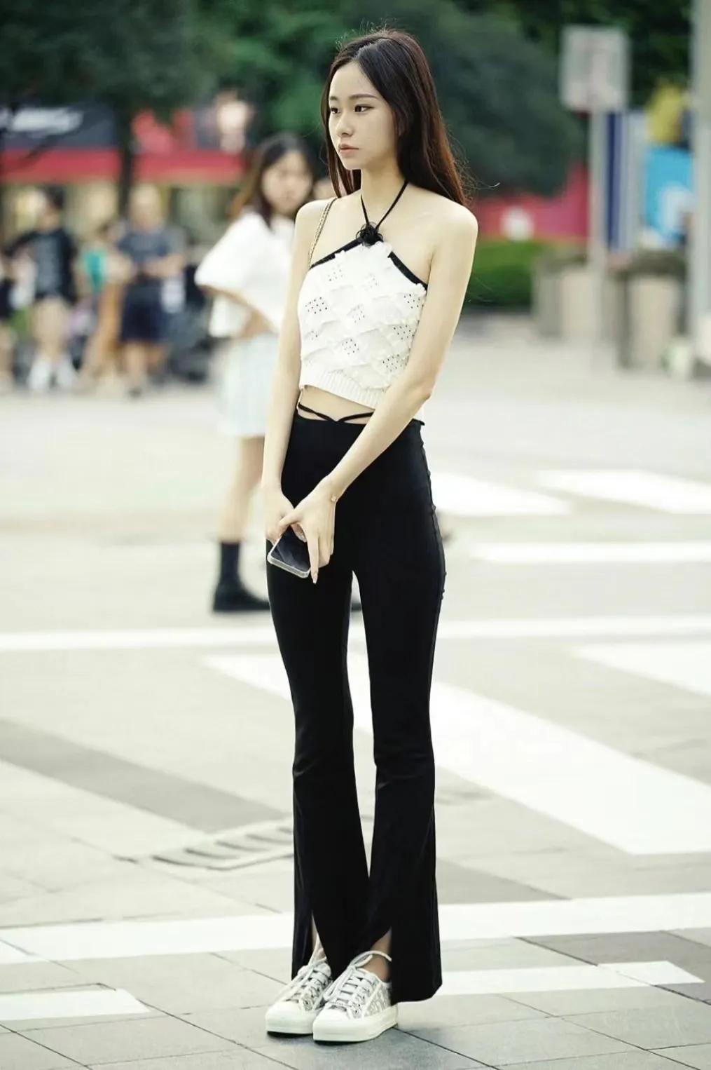 去了其他城市才知道重庆有多繁华,重庆街拍穿搭时尚多层裤