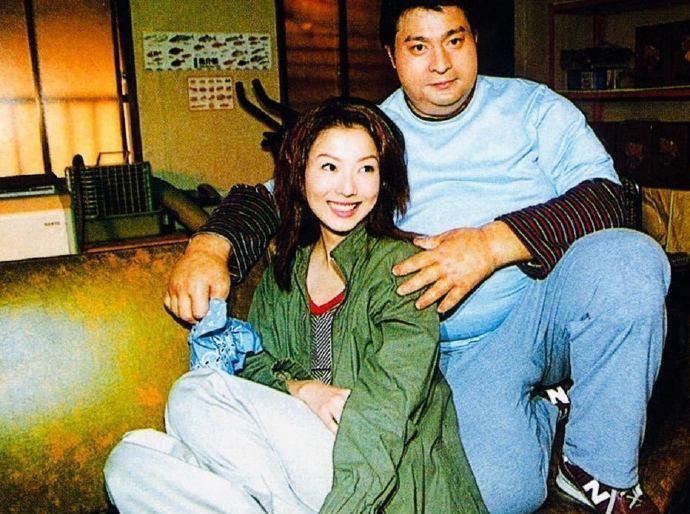 毁三观:旗人格格大腿岔开豪放洗衣,地主三妻四妾不输女明星2