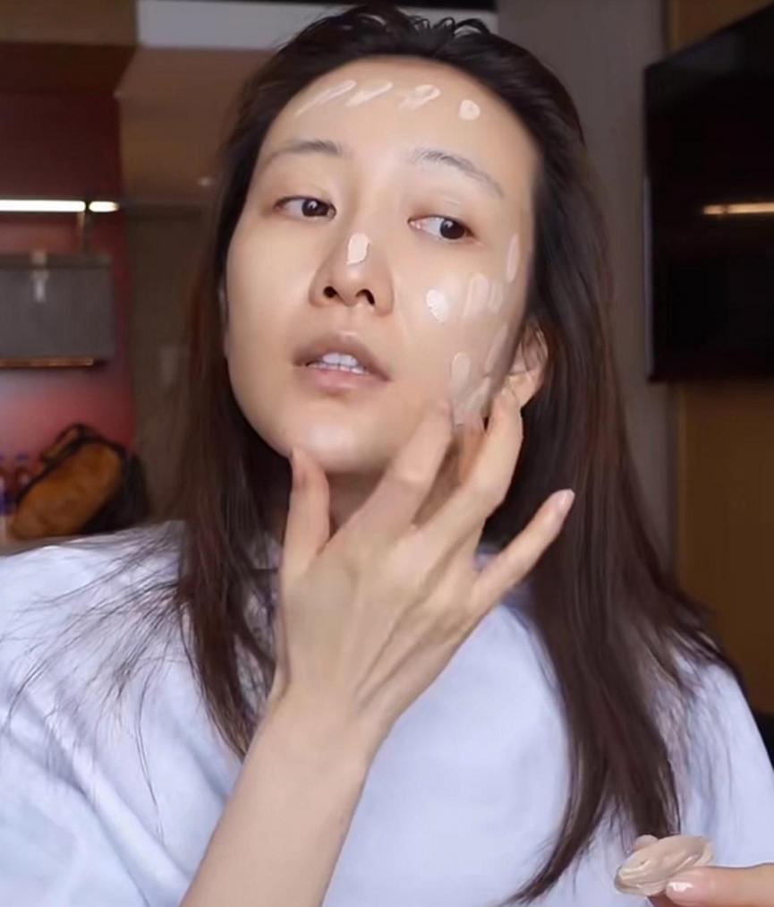 明星也逃不开的容貌焦虑：女星卸妆前后对比，自信的人才最美丽