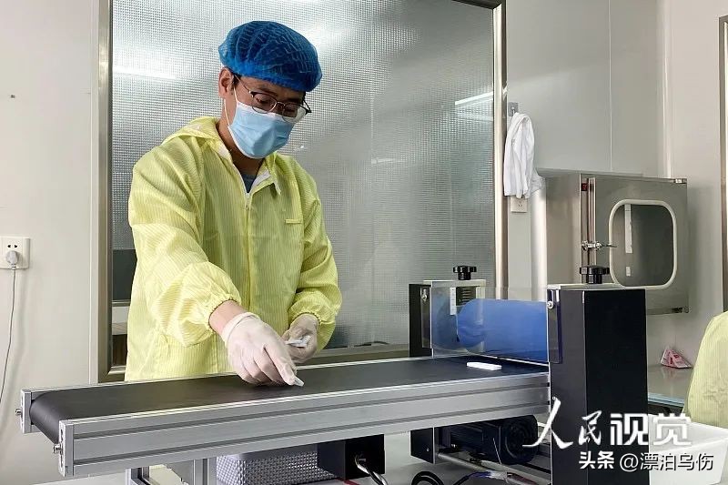 提着900万现金，去厂里抢抗原