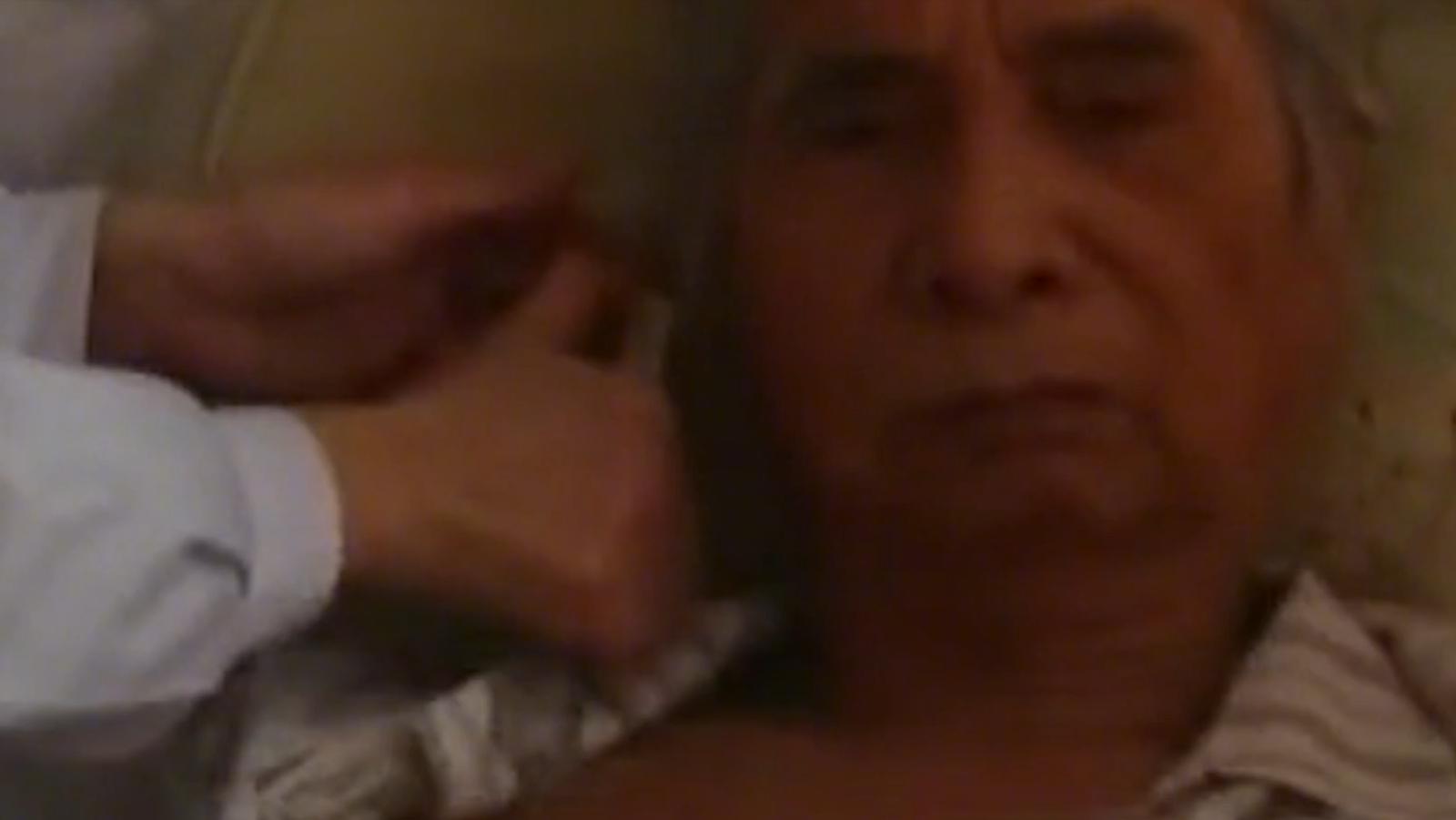 六旬老人晕倒医生急救援,八旬医生抢救老人