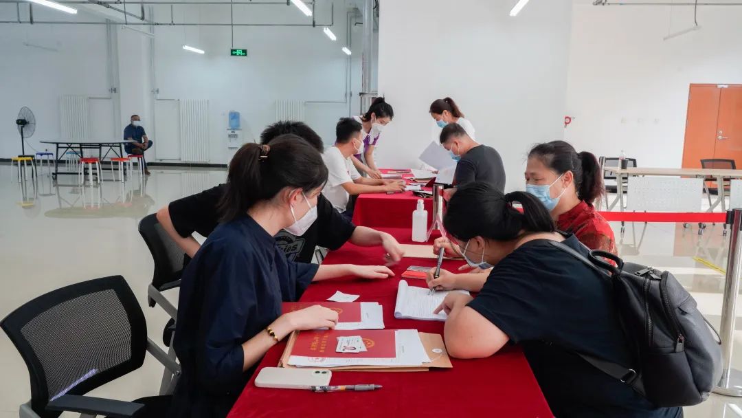 “拿到房产证了，以后这心里就更踏实了。”交房不到两年