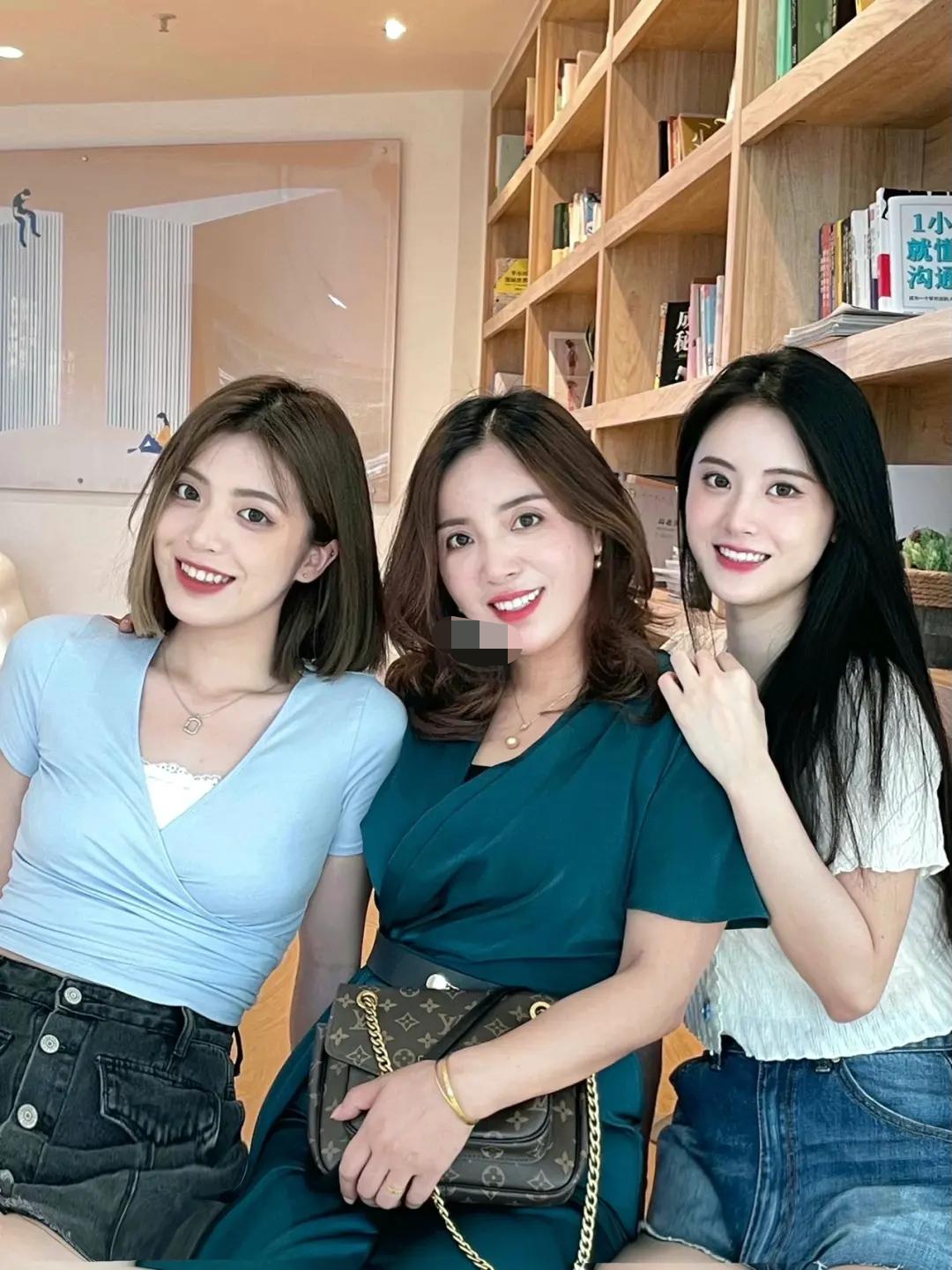 母女青春同框照,母女拍大学风写真照火了