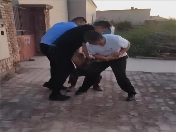 男子精神病发作砍人,男子持刀伤人民警一枪制服