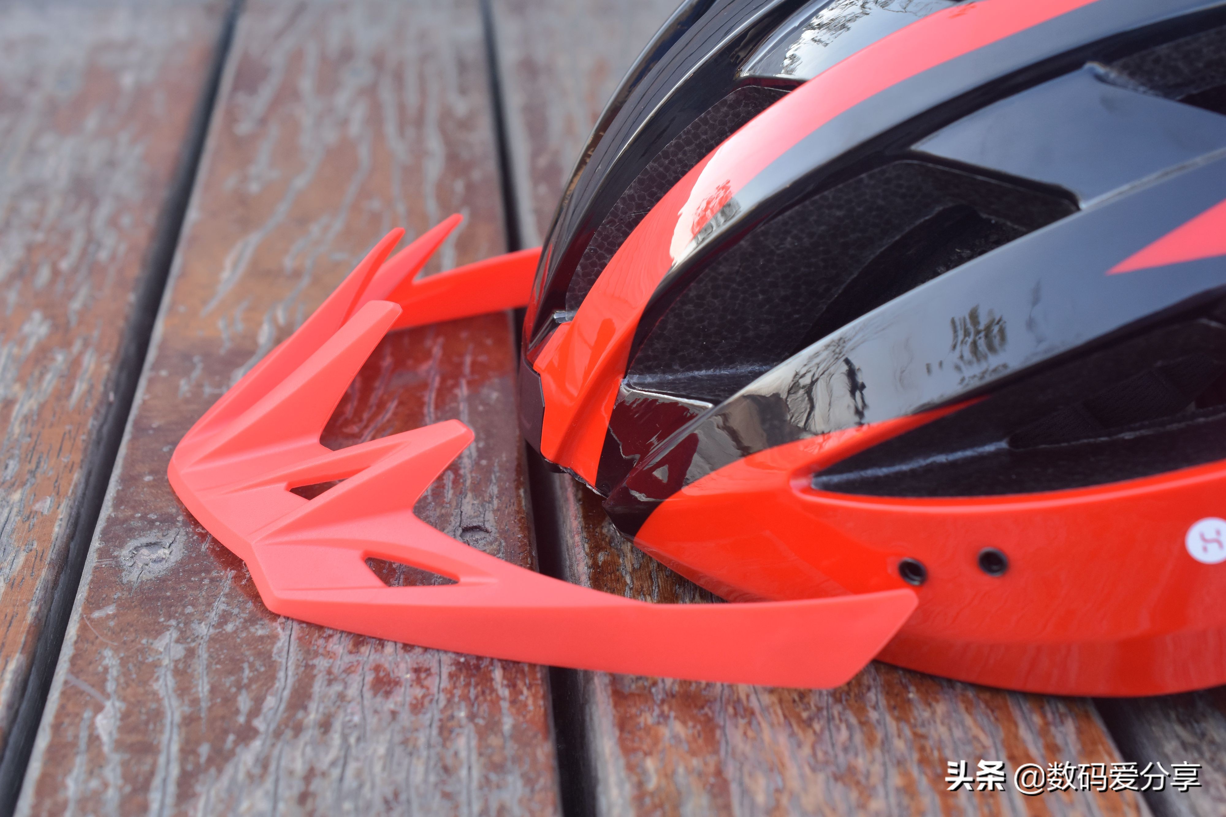 颠覆传统设计的头盔,helmetphonemt1neo智能骑行头盔