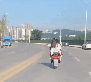 小哥也太菜了，不但没打中一个，还摔倒了，而且这不是足球