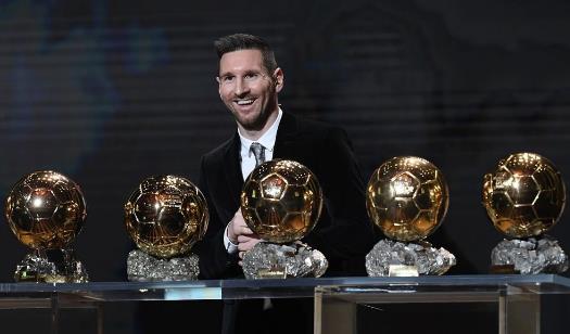 球迷质疑梅西不该拿金球奖，C罗连续点赞，球迷：C罗格局太低了