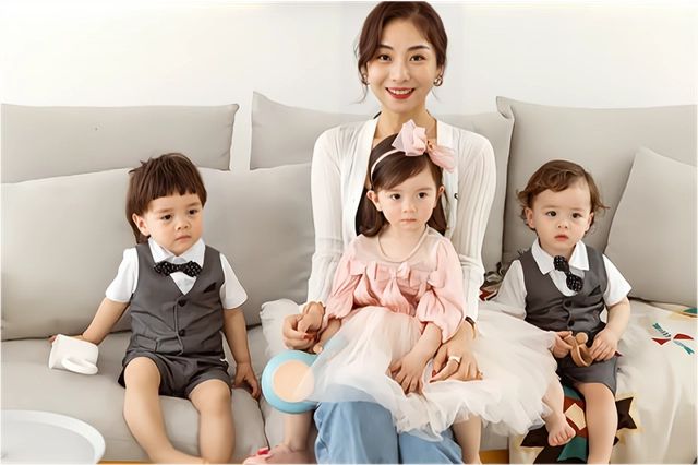 单身女模自曝养混血三胞胎引热议,30岁模特妈妈生下3胞胎