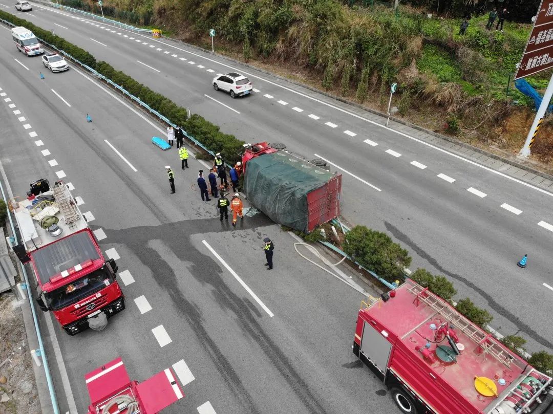 贵州一客车侧翻27人身亡救援现场,贵州一罐车爆胎侧翻