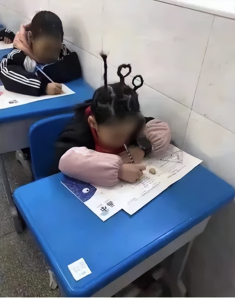 在沙发上妹子用这样的眼神看着你，你怎么做？「囧图时刻」