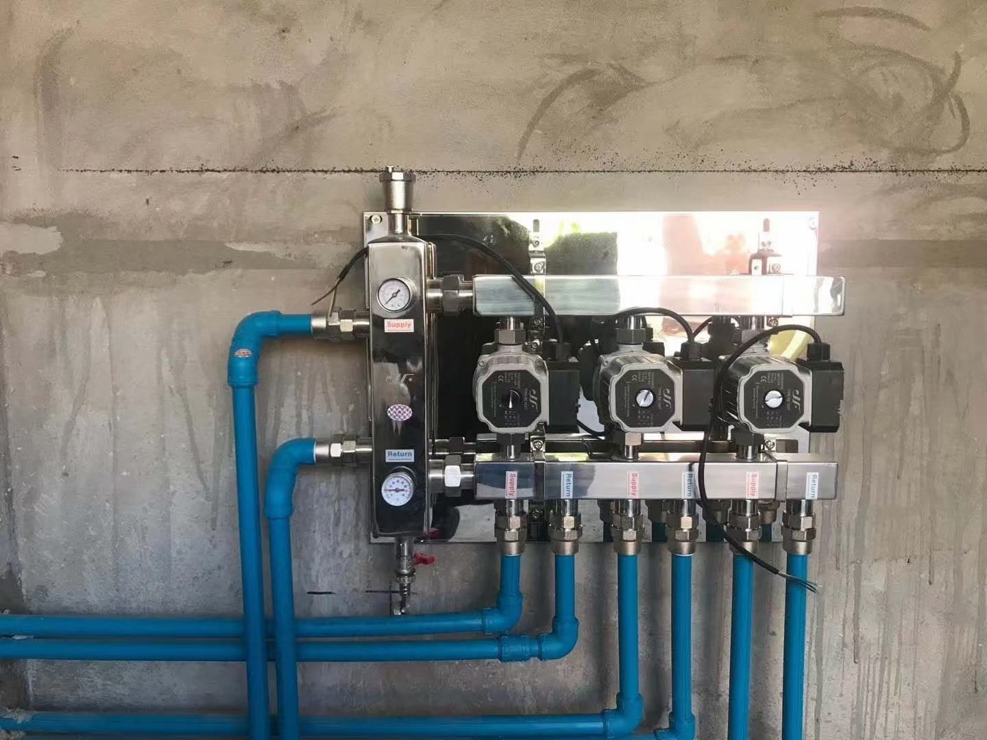 地暖循环泵停了管道还回水吗,停暖后暖气有水声怎么办