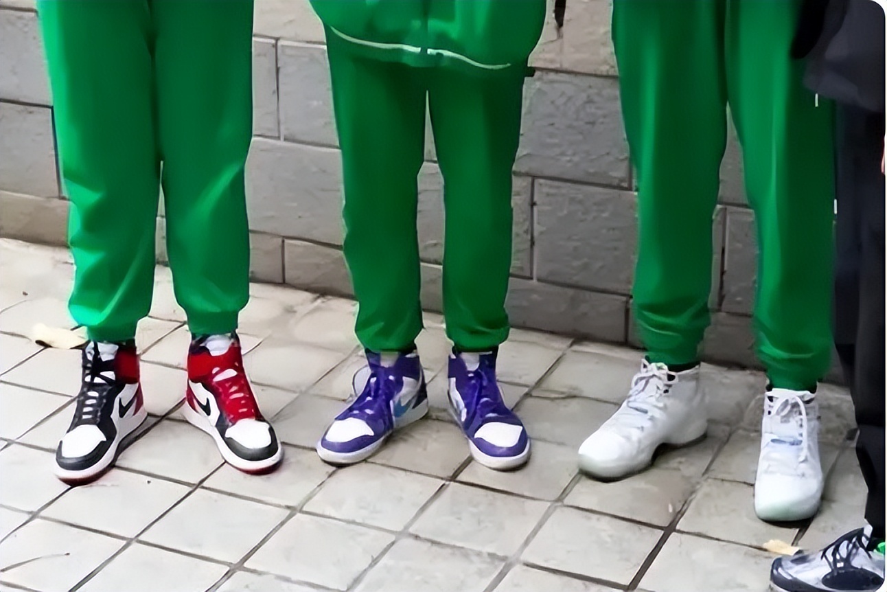 初中生在学校攀比鞋子视频,初中生在学校攀比鞋子