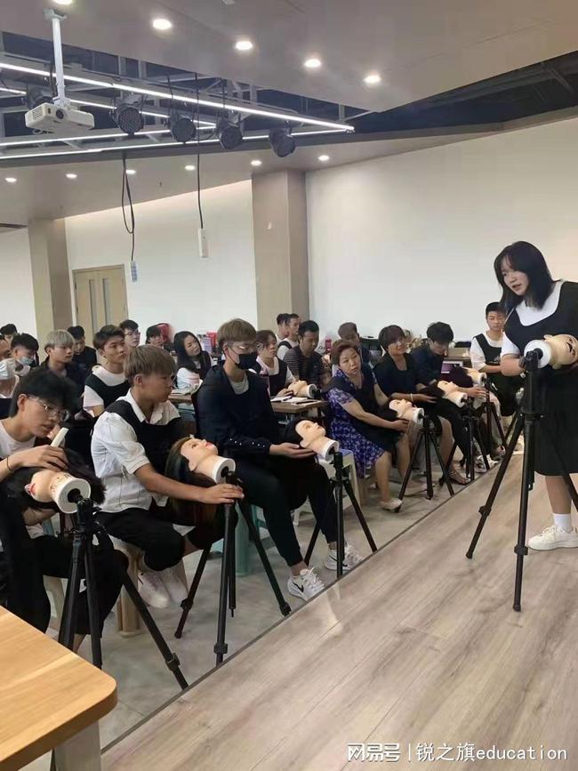 毕业了怎么创业自己开公司,化妆师想开工作室该怎么做