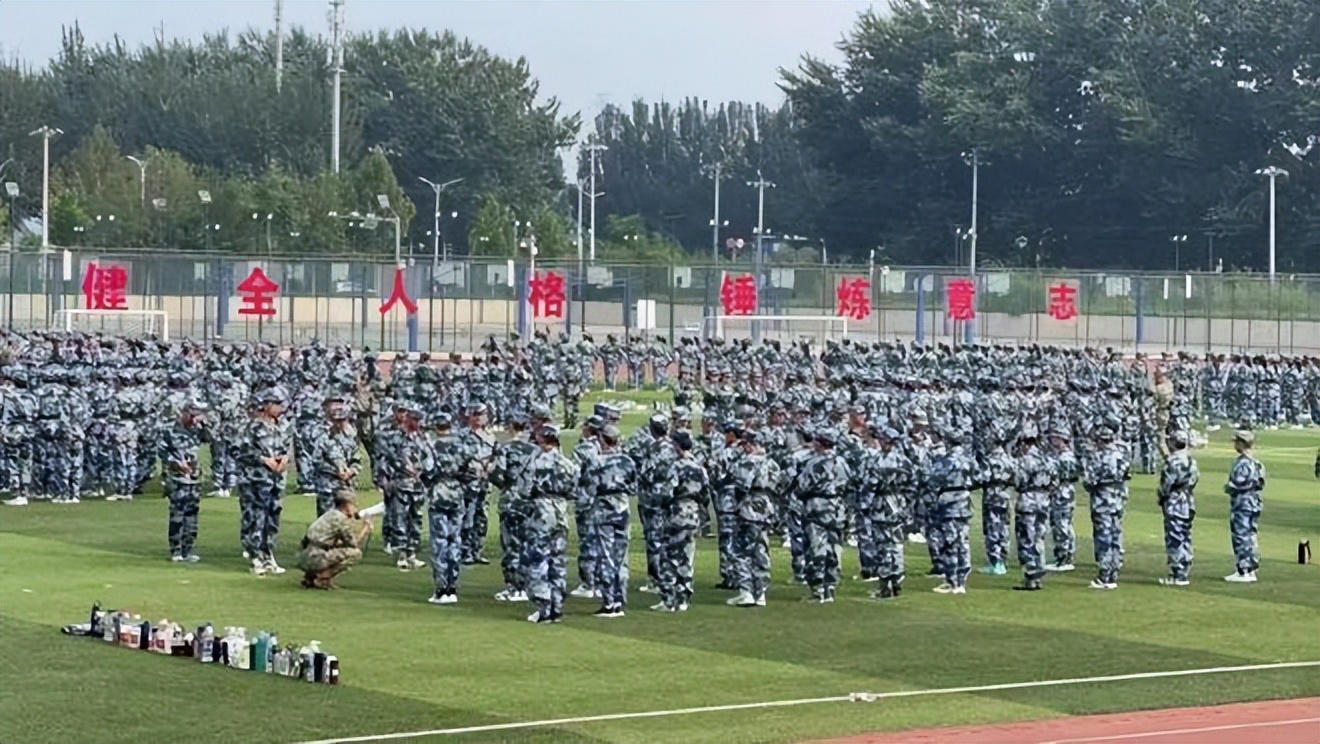 高校军训服又薄又透，遭学生吐槽质量差，“穿什么都能看得清”！