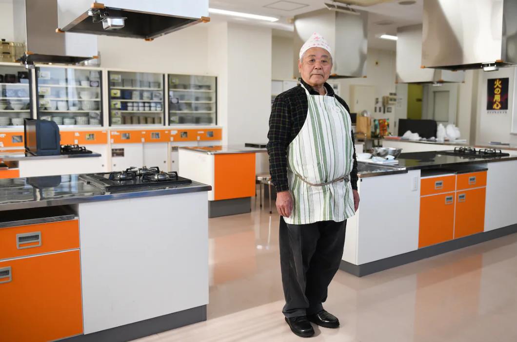 日本的老男人家务培训班，因为妻子老了，男人们发现自己啥也不会