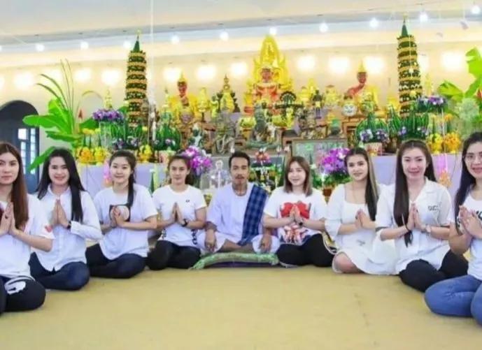 来“刷我滴卡”，一精瘦男人刷回八个如花似玉的老婆……