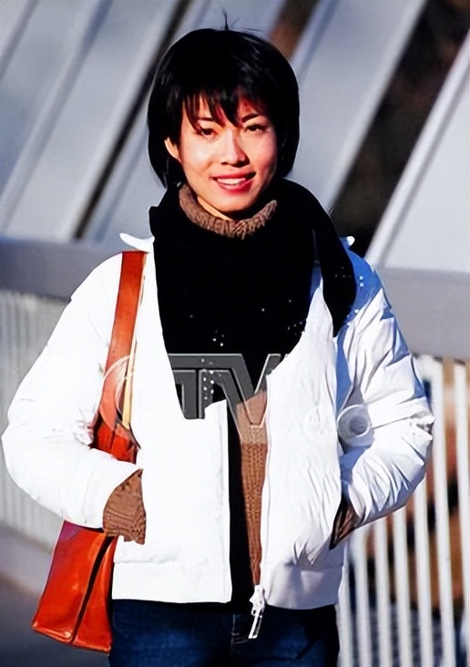 央视主播宝晓峰的老公,宝晓峰央视主持人简介