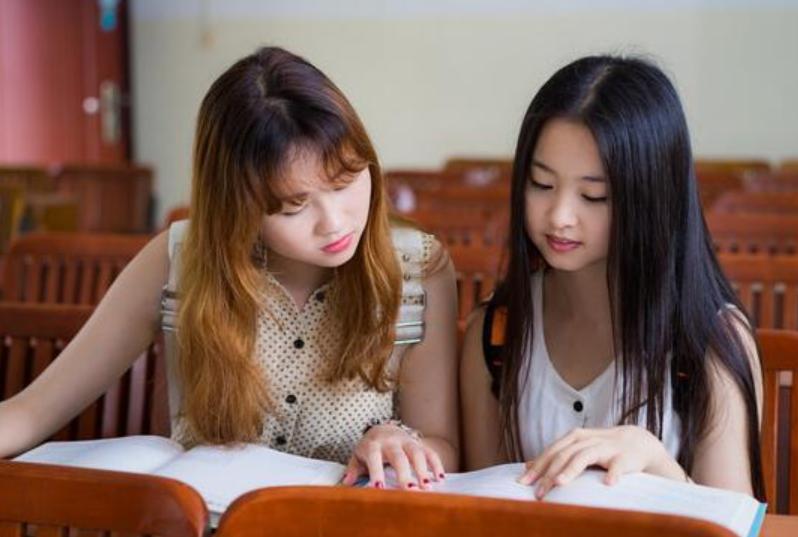 大三女生考公务员好还是考研好,女生选择公务员还是辅导员