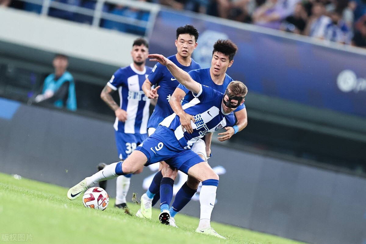 天津津门虎教练于根伟,于根伟穿的男鞋