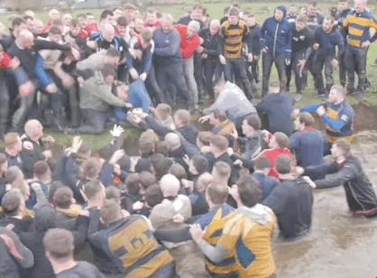 英国最疯的球赛，王室都被揍出鼻血