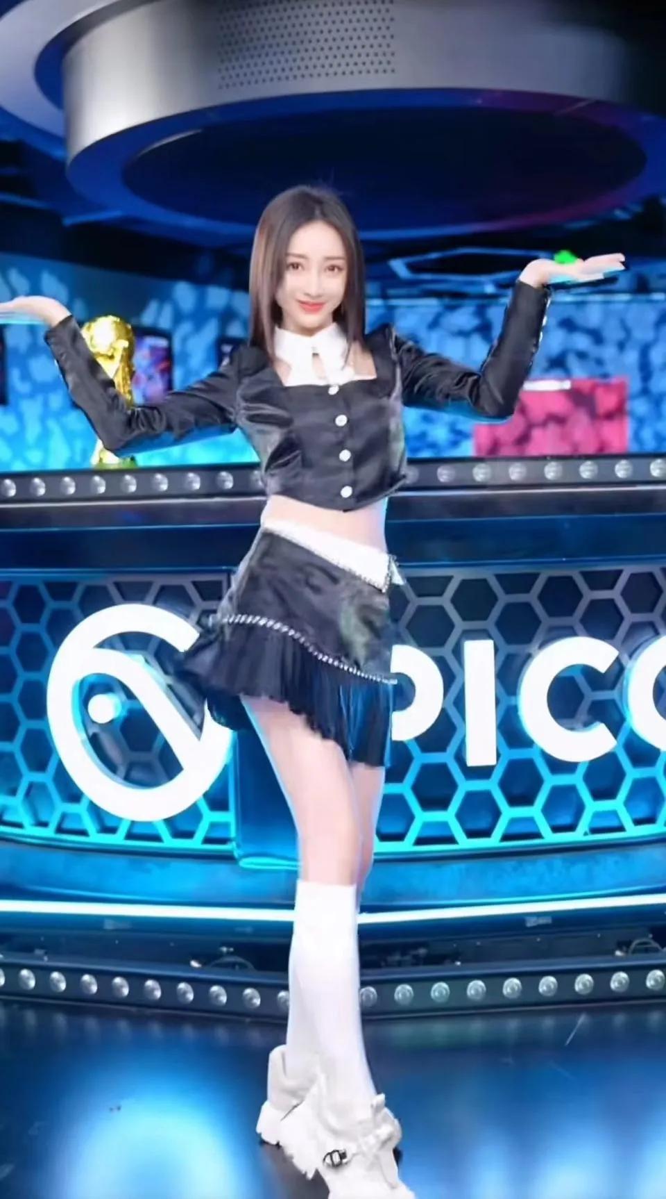 柳岩世界杯狂欢夜变身足球宝贝,世界杯柳岩化身足球宝贝