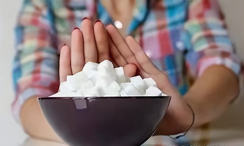 牙缝里的牙结石，如何清除干净？医生：2个办法是不少人的选择