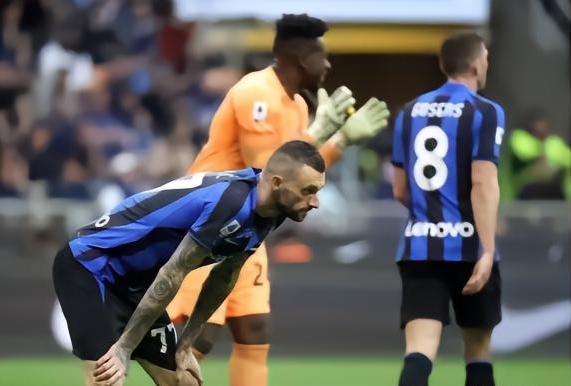 绌嗗竻琚仠璧涚綏椹幏杩炶儨,绌嗗竻娆у啝涓婇伃閲嶅垱