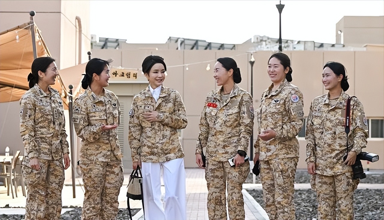韩国第一夫人穿军装抢风头,韩国第一夫人穿军装被批