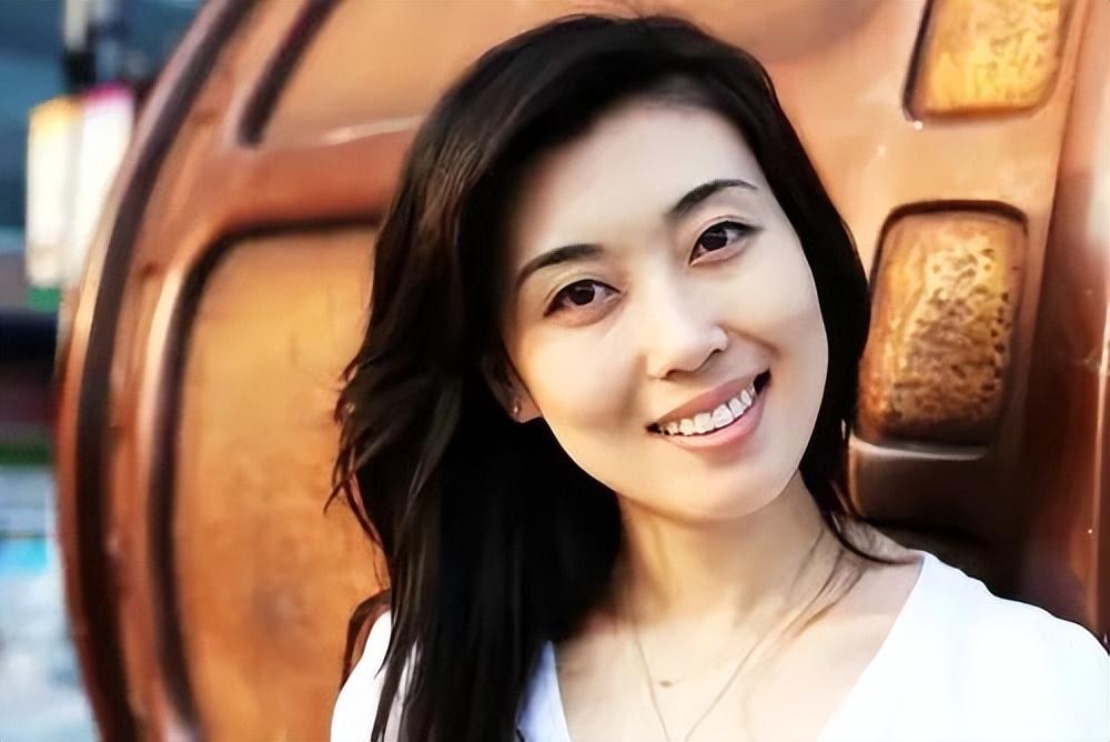 央视主持人李红的婚姻生活,著名主持人李红近况