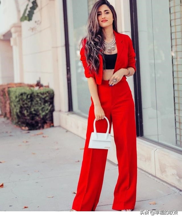 印度女星希瓦尼·雷纳，身材匀称性感妖娆，穿出时尚名媛风格