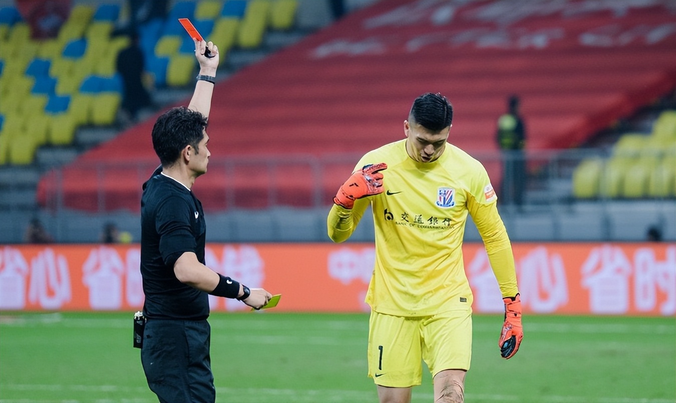 中超太乱了！俱乐部嘲讽足协，冲突犯规罚单不断，裁判险些被揍
