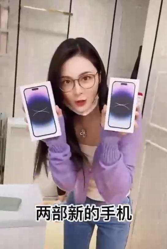 获汪小菲拥抱安慰后，张颖颖终于承认恋情，买万元手机送给汪小菲